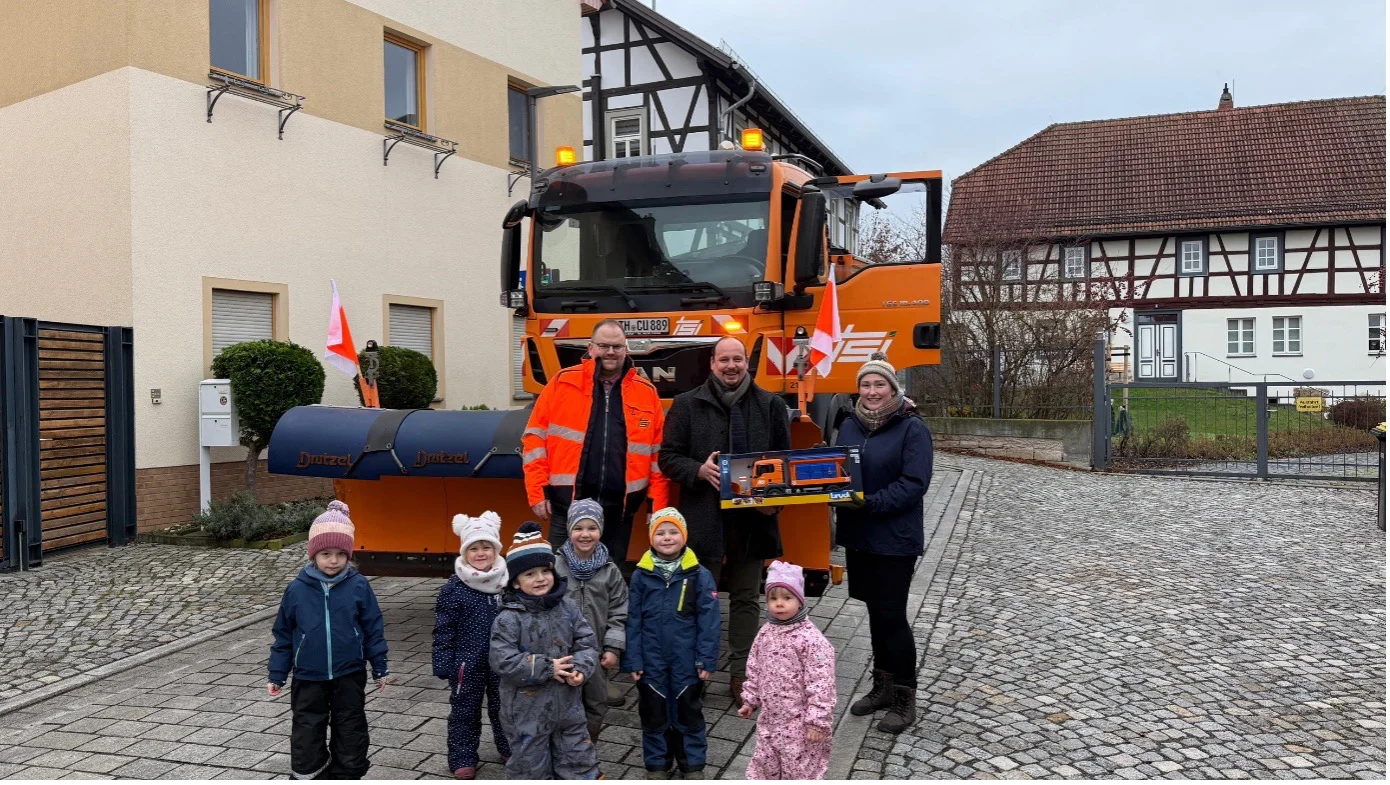 TSI-Räumfahrzeug vor dem Kindergarten in Erfurt Büßleben